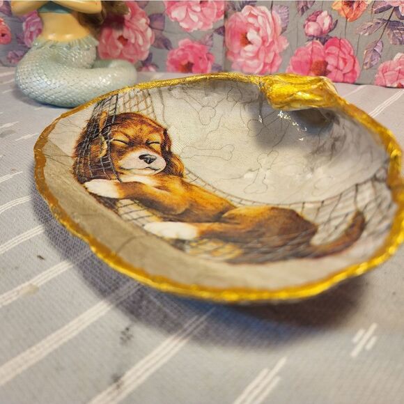 DECOUPAGE CLAM SHELL DECOUPAGE SLEEPING PUPPY ON A CLAM SHELL TRINKET DISH - Picture 7 of 10
